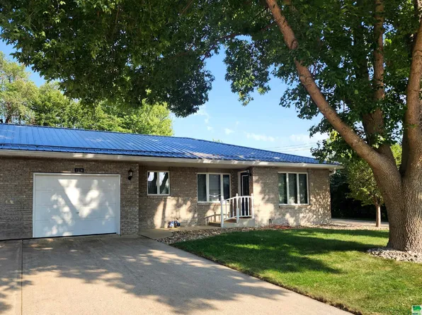 1316 Maple St, Hull, IA 51239