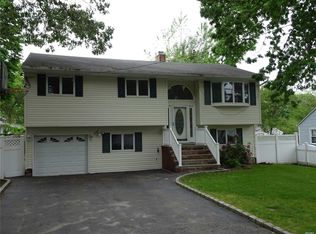 220 Shelter Rd, Ronkonkoma, NY 11779