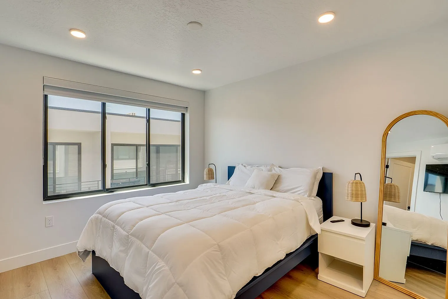 2 bed, 2.0 bath, 1194 sqft, $3,953 — Photo 4