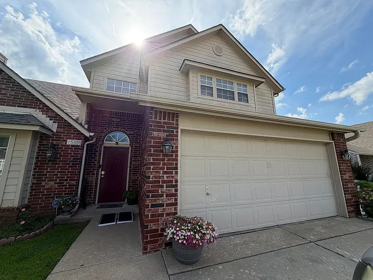 1508 N Yellowood Ave — Photo 4