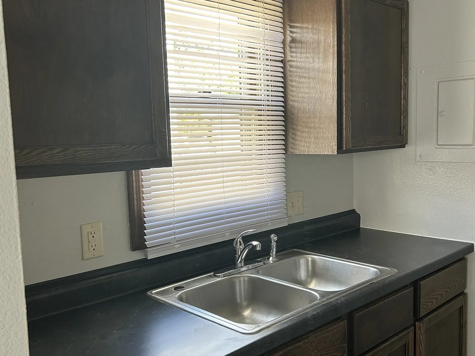 2633 Smithfield Dr — Photo 4