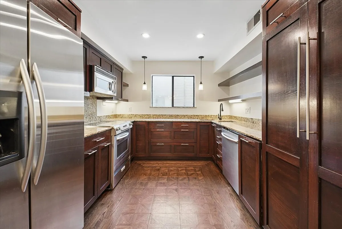 3 bed, 2.5 bath, 1835 sqft, $3,900 — Photo 2