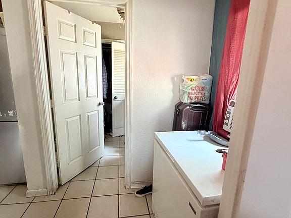 5th image of 940 W ASHBY PL