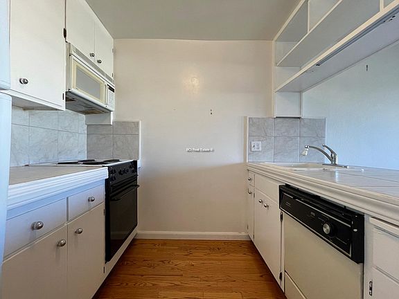 5th image of 2207 Castro St #1
