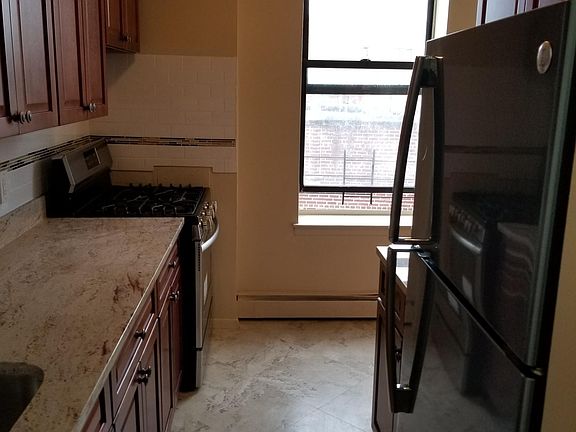 5th image of 1368 Sheridan Ave #3C