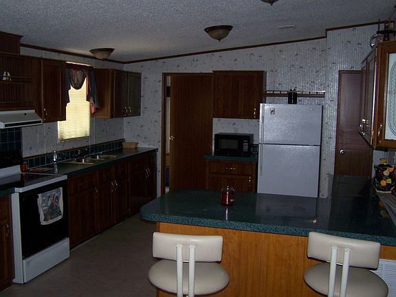 Large Kitchen with breakfast bar