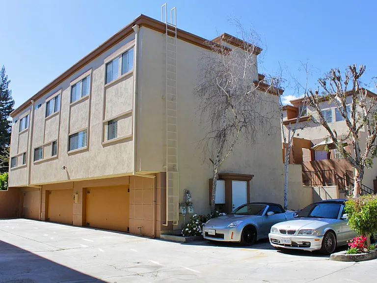22321 Victory Blvd — Photo 3