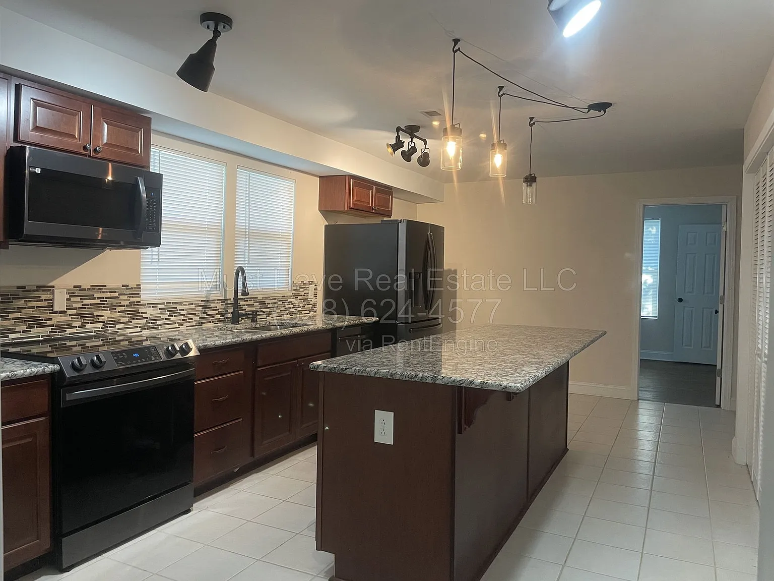 4 bed, 2.5 bath, 1974 sqft, $2,200 — Photo 3
