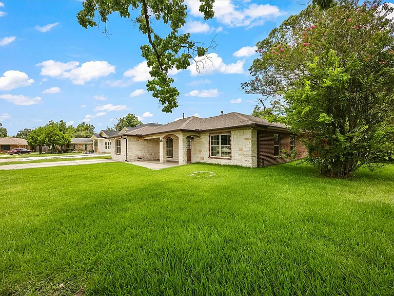 1209 Dogwood Dr — Photo 4