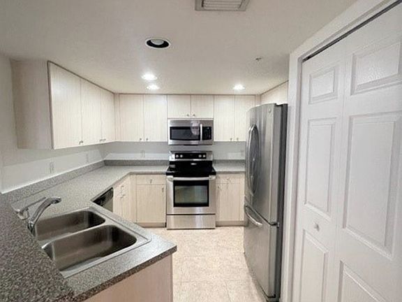 4th image of 1801 N Flagler Dr APT 524