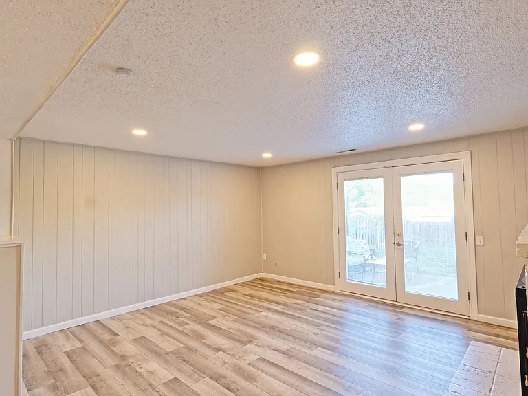 975 Barbizon Dr — Photo 25