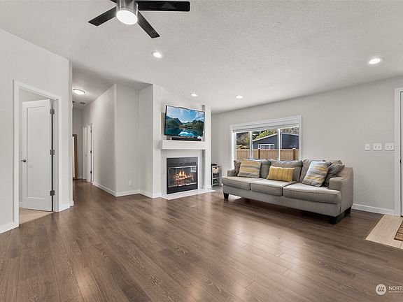 Like Luxury New Construction...>