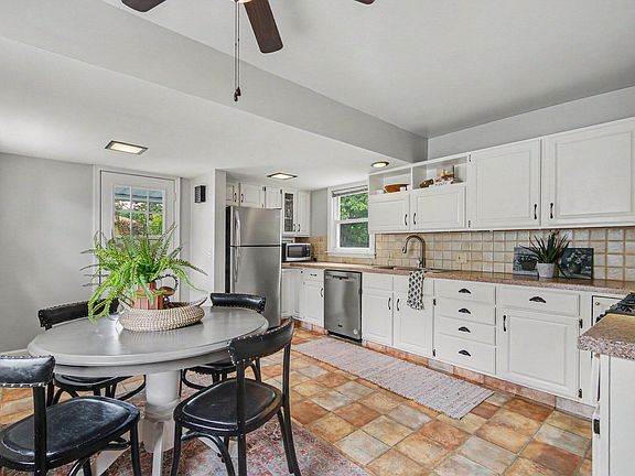 5th image of 2738 Richards Dr SE