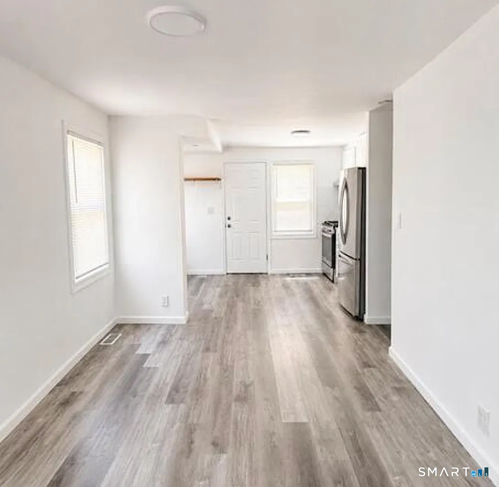 3 bed, 1.0 bath, 1200 sqft, $3,000 — Photo 2
