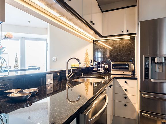 3rd image of 150-156 W 56th St APT 4203