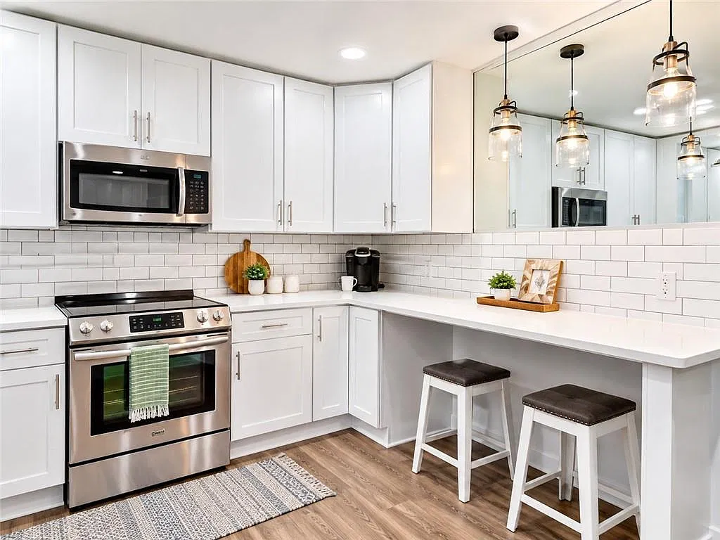 2 bed, 1.0 bath, 900 sqft, $2,300 — Photo 2