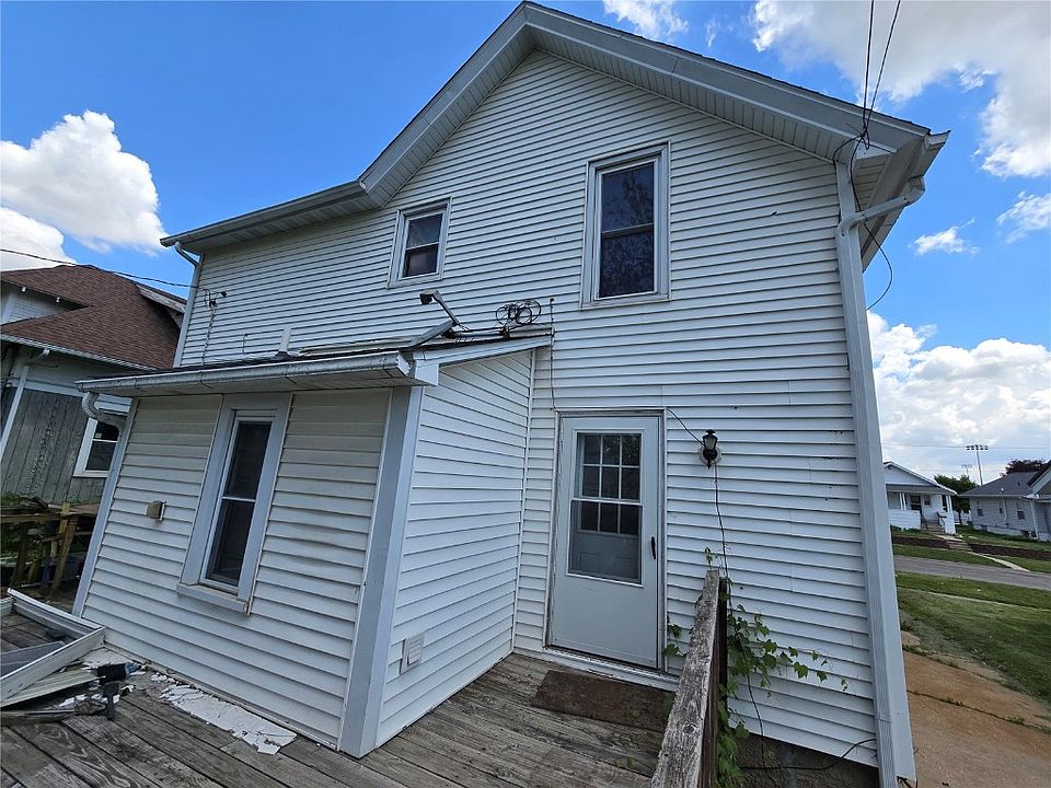 2nd image of 1019 17th St NE
