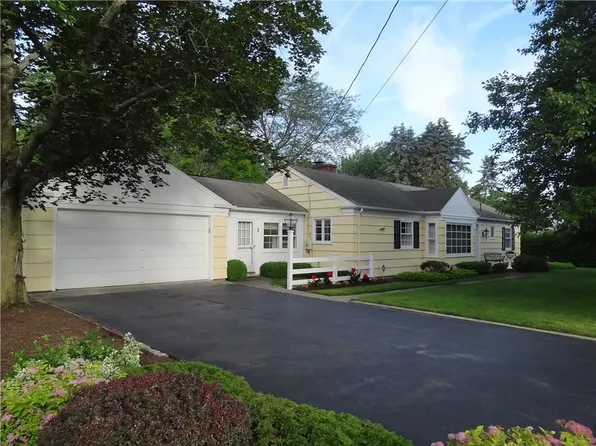 2 Ridgefield Dr, Churchville, NY 14428