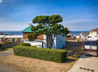 960 7th St, Bandon, OR 97411