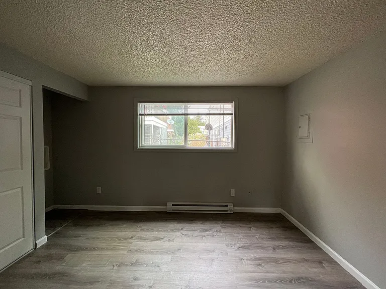 Surrey Square Apartments — Photo 3
