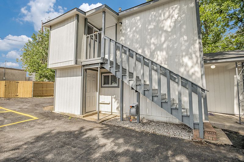 1st image of 905 W Abram St #6