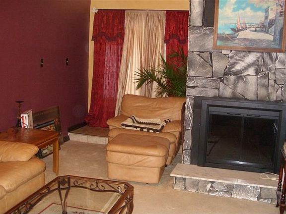 Living room w/fpl - 1st fl