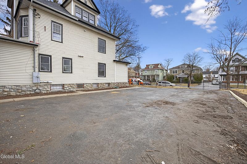 5th image of 901 Bedford Road