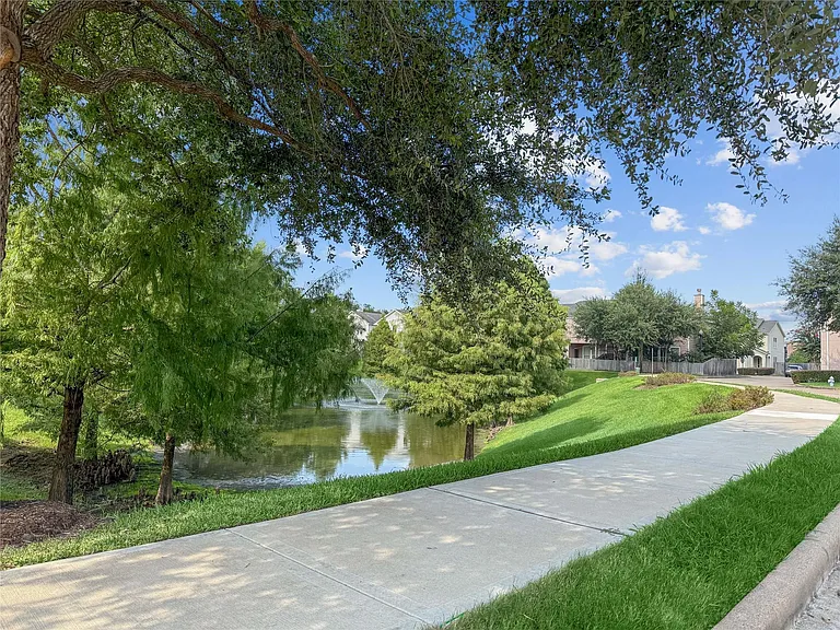 10046 Hillside Bayou Dr — Photo 25