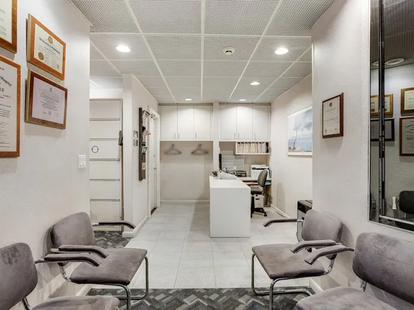 115 East 61st Street image 7 of 8