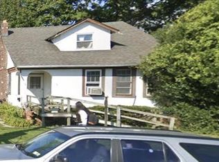 1 Brewster St, Bay Shore, NY 11706