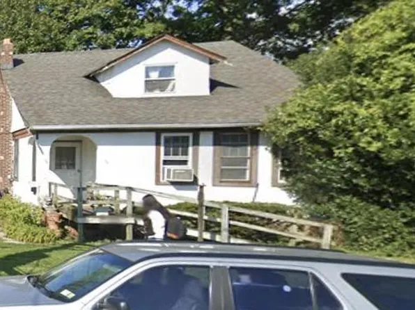 1 Brewster Street, Bay Shore, NY 11706