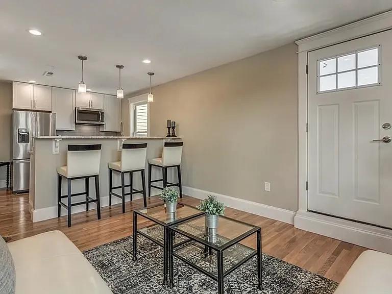 2 bed, 950 sqft, $3,600 — Photo 1