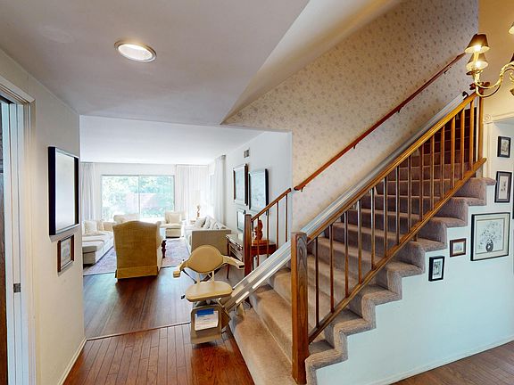 5th image of 10900 Des Moines Ave