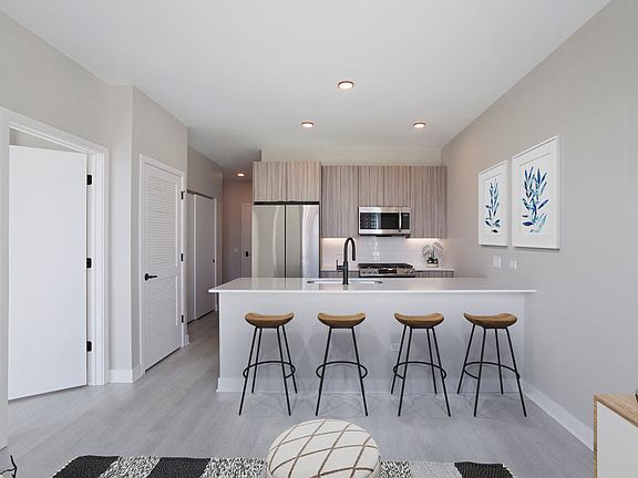 5th image of 4611 N Broadway St #727