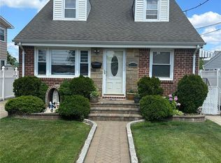 256 Pershing Pkwy, Mineola, NY 11501