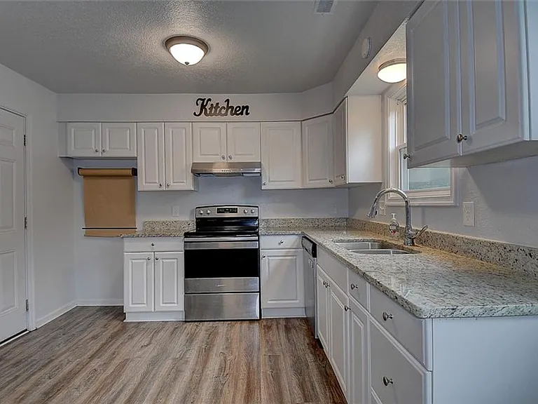 1093 Salisbury Dr — Photo 11