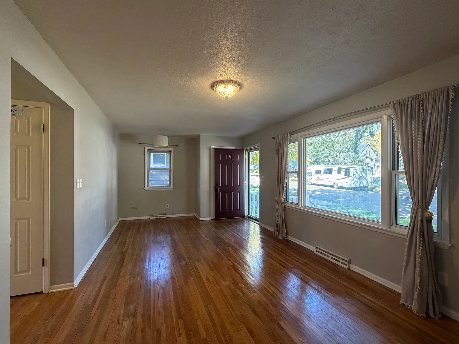 3 bed, 1725 sqft, $1,999 — Photo 4