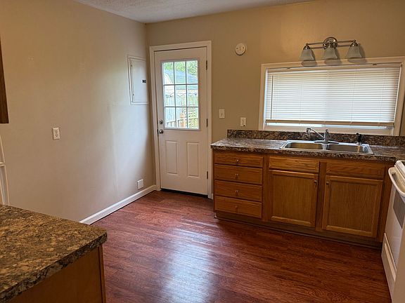 4th image of 3191 Fisher Ave