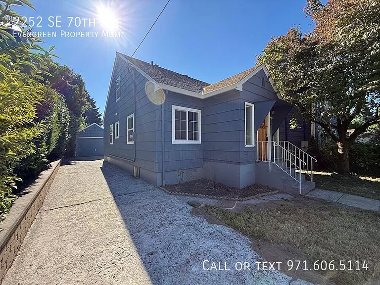 2252 SE 70th Ave — Photo 2