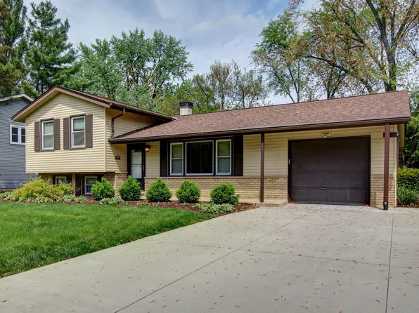 3S135 Cherrywood Ln, Glen Ellyn, IL 60137