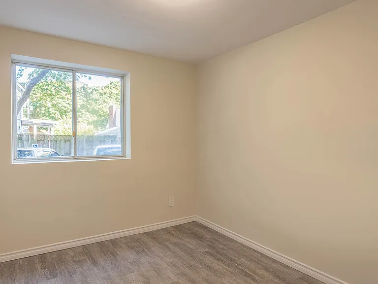 230 Forsyth St N — Photo 11