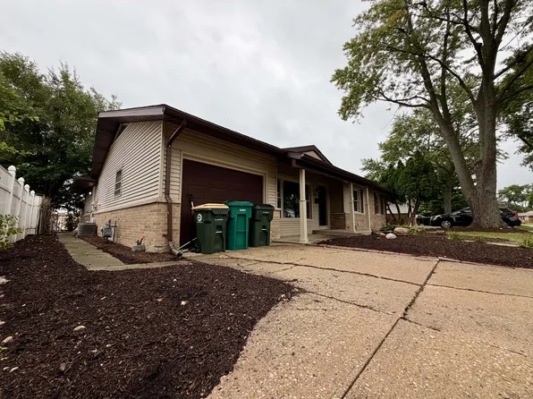 281 Victoria Ln, Elk Grove Village, IL 60007