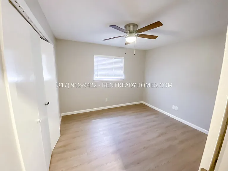 321 Frontier Dr — Photo 2