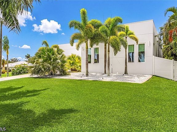 2nd image of 914 Dolphin Dr