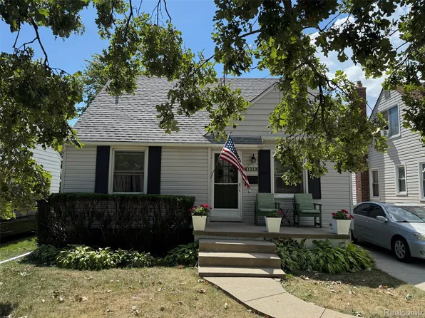 8060 Standard Ave, Center Line, MI 48015