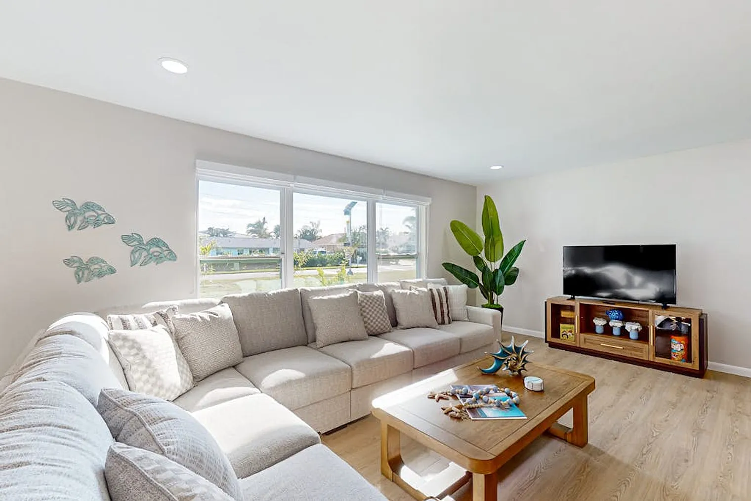 3 bed, 2.0 bath, 2303 sqft, $2,978 — Photo 2