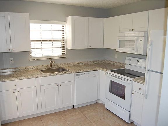 3rd image of 2307 SE Brekenridge Cir