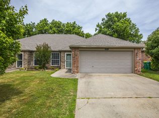 812 Oakwood Ct, Centerton, AR 72719