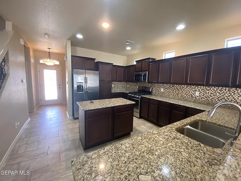 408 La Puesta Dr — Photo 3