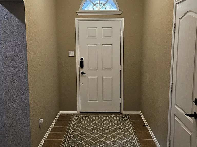 1202 Chestnut Hill Dr — Photo 2